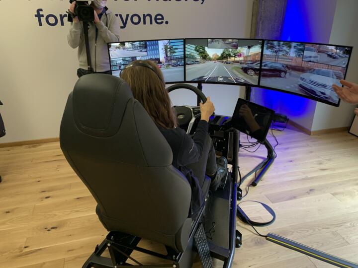 So wie hier zu Demonstrationszwecken beobachten die Tele-Driver im Büro den Stra ...