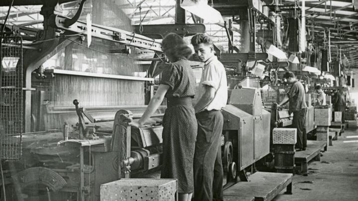 Bereits 1954 arbeiten in Herzogenaurach an sechs Webstühlen zwölf Weber in zwei ...