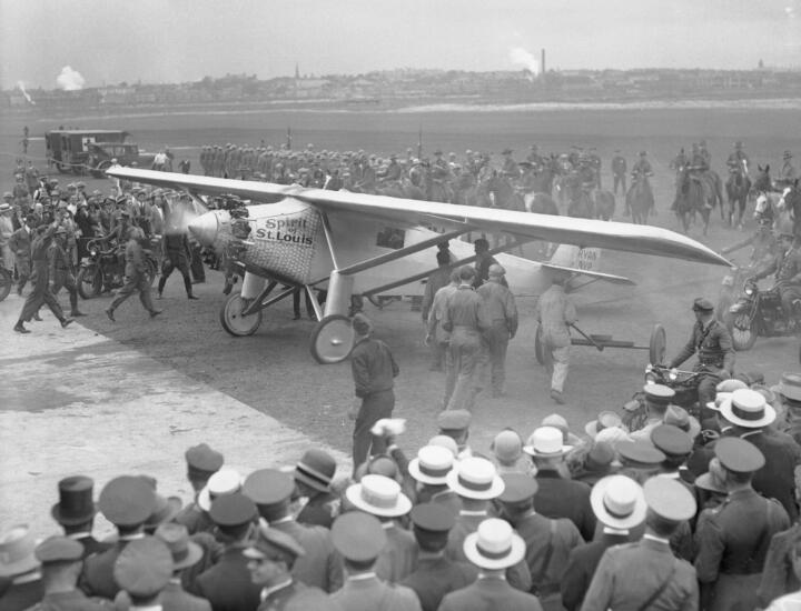Die Euphorie kennt keine Grenzen, die Schaulustigen fluten das Flugfeld 