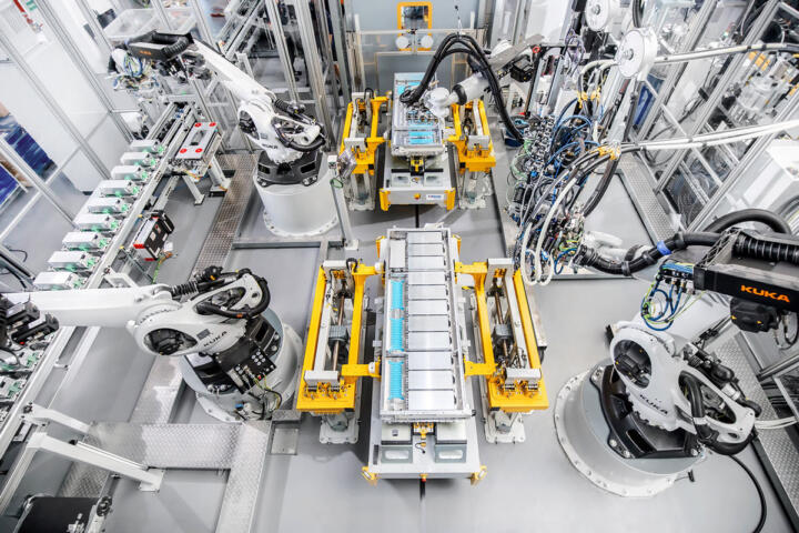Antriebsbatterien sind das Herzst&uuml;ck eines E-Autos. Schon allein wegen des Gewichts der Stromspeicher ist eine Produktion ohne Roboter kaum zu realisieren