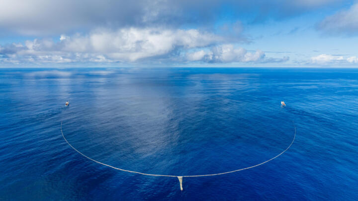 ... und riesigen Fangnetzen sammelt „The Ocean Cleanup“ Plastik aus dem Pazifik