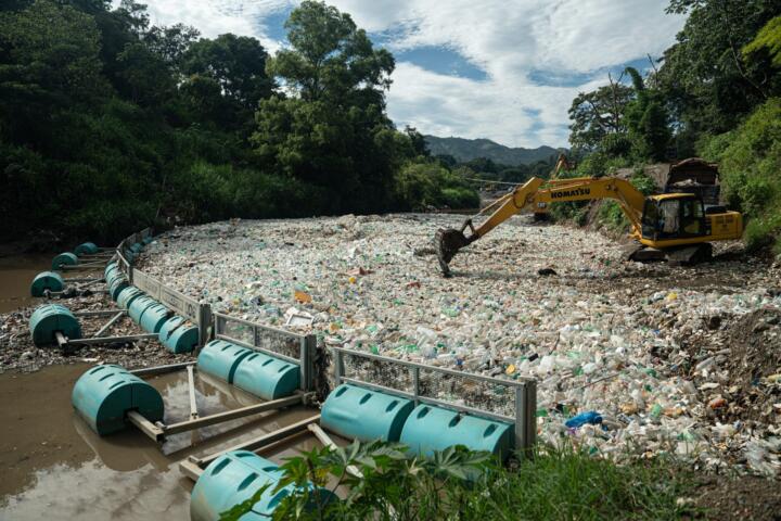 „The Ocean Cleanup“ holt Müll aus dem Fluss Las Vacas in Guatemala