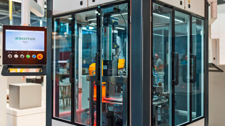 Zu den digitalen Anwendungen, die bei Schaeffler im Einsatz sind, zählen auch KI ...