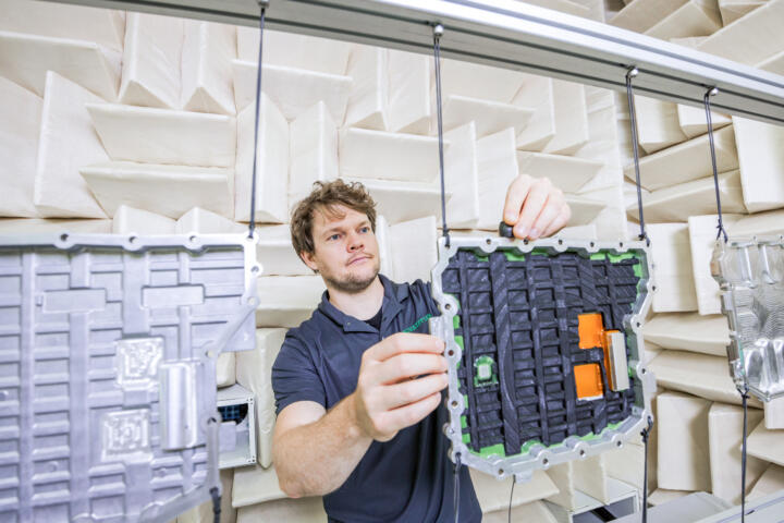 Ein NVH-Experte untersucht 3D-Schwingeigenschaften von Gehäusekomponenten für di ...