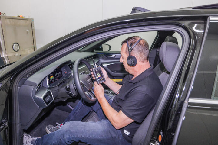 Im Fahrzeugakustikraum analysiert Schaeffler Verhalten und Übertragungswege von ...