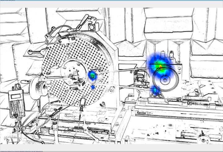 Die Akustik-Kamera stellt Geräusche farblich dar. Hier sind vier Geräuschquellen ...