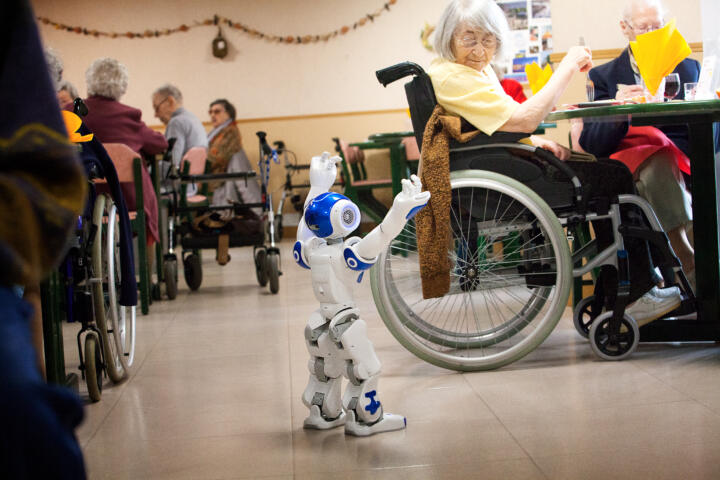 Geradezu menschlich: Wo Pflegern die Zeit für Zuwendungen fehlt, ersetzen schon ...