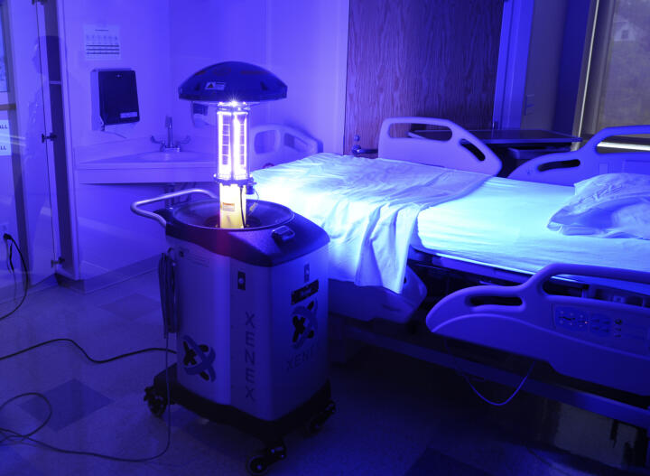 Saubere Sache: Ein Roboter desinfiziert ein Krankenzimmer mit UV-Licht