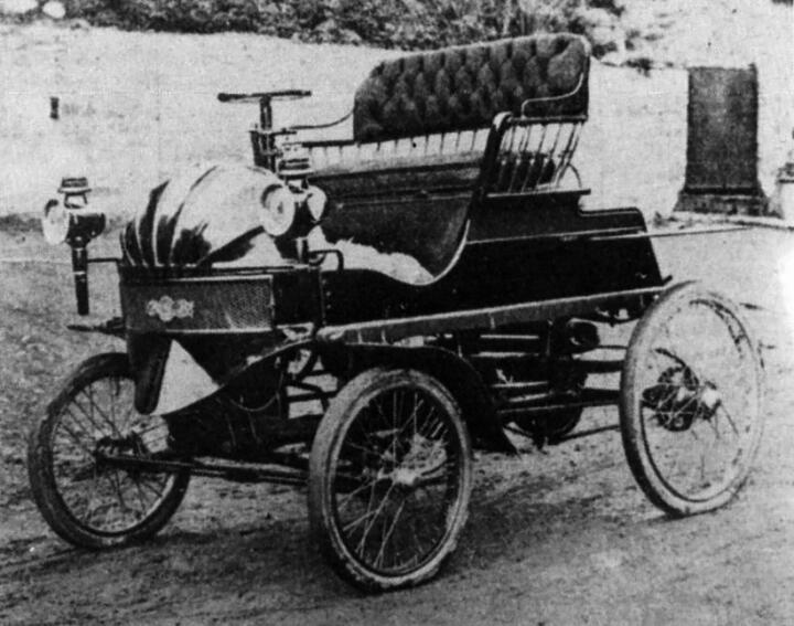 1899Hybrid-Pionier: In der Pieper Voiturette aus dem belgischen Lüttich lädt ers ...