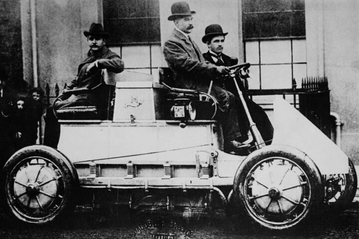 1900Der ein Jahr zuvor aufgebaute Lohner-Porsche „Semper Vivus“ ist ein Star auf ...
