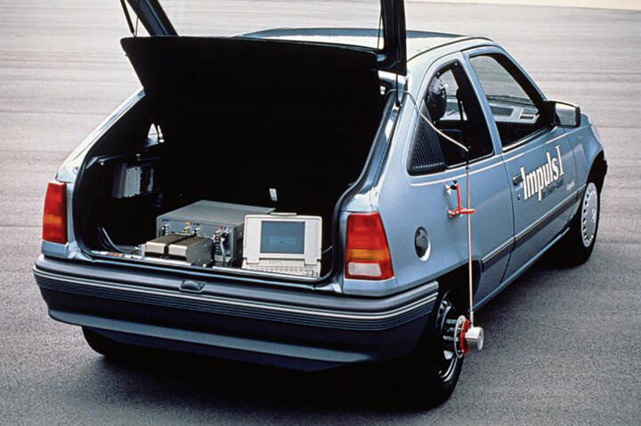 1990Opel baut den Bestseller Kadett versuchsweise zum Elektroauto „Impulse“ um. ...