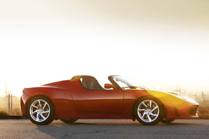 2006Ein neuer PKW-Hersteller taucht auf: Tesla, ein Spezialist für E-Autos, der ...
